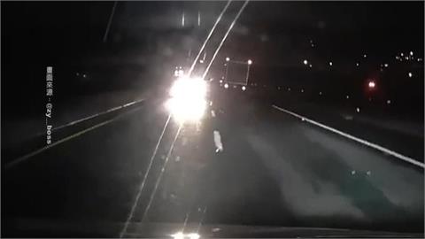 驚險！轎車快速道路逆向撞大貨車　駕駛自行脫困、被逮酒測值0.98