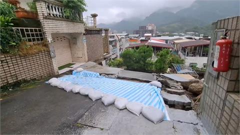 連日大雨成災！新店社區擋土牆滑落　上百人連夜撤離