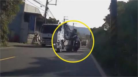 為閃腳踏車？騎士擦撞對向超車砂石車　網譏「用生命捍衛路權」引論戰