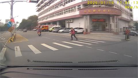 莫名其妙！　南投駕駛禮讓行人　「挨撞還遭嗆」怒反擊：沒看到人？