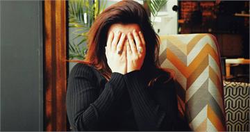 用20分鐘「怒氣儀式」舒壓！　專家：摔枕頭、棍子敲地宣洩情緒