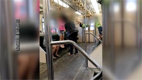 "鐵博"驚見幼童抓列車三角環狂盪　網轟：還以為是猴子園