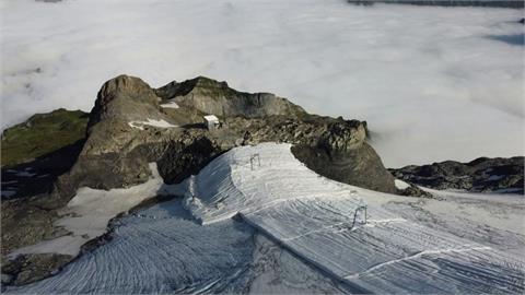 別讓冰河融太快！瑞士幫鐵力士峰蓋上法蘭絨