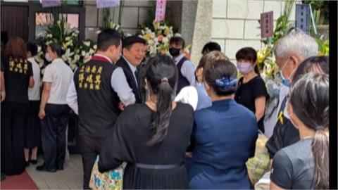 向前行(影)／傅崐萁參加喪禮竟在場外大笑？黃益中直批：不懂分寸！