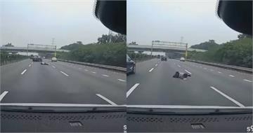 國1驚魂記！「前車駕駛突掉出車外」　休旅車驚險甩尾險翻覆