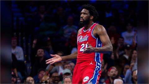 NBA(影)／總是學不會！76人球星「鉛筆」又比出猥褻動作　遭罰逾150萬