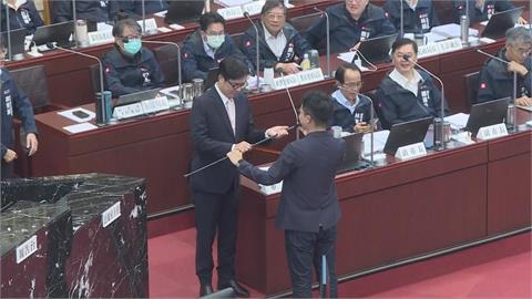 高雄市長陳其邁即將卸任　最後一次備詢！議員送「畢業禮物」