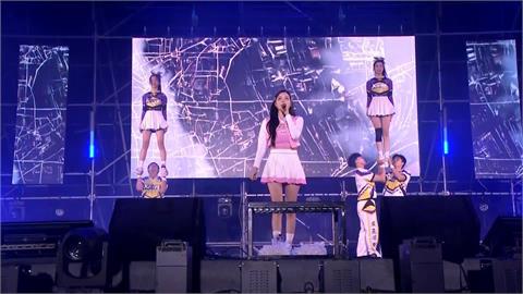 屏東東港大鵬灣跨年煙火超撞光　啦啦隊女神南珉貞獻唱台語歌