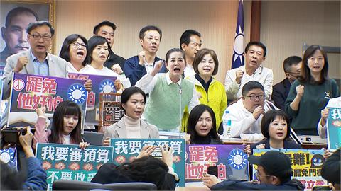 國民黨強勢調高罷免門檻　綠控藍委私帶麥克風.架脖子