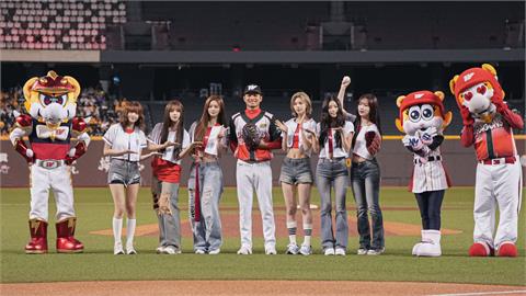 中職(影)／千萬流量神曲登台！韓國女團NMIXX站台味全、首度攻蛋表演精華曝