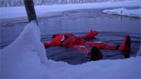 芬蘭熱門活動「冰湖漂浮」　享受世界邊緣的寧靜