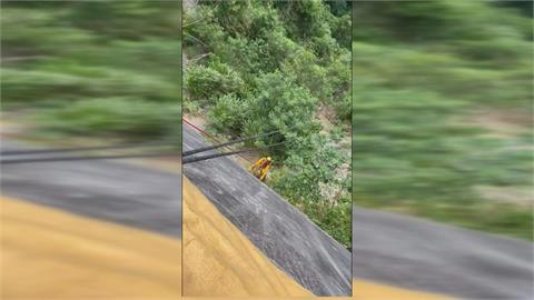 轎車自撞電線桿滑落山坡　車體一半懸空2人受困