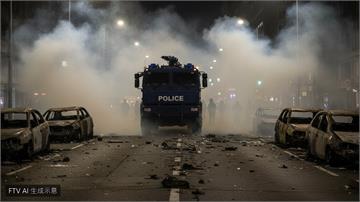 北愛爾蘭驚傳暴動！男子當街遭刺引發反移民示威　警方出動水砲車鎮壓