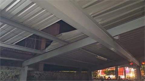 灣裡萬年「建醮慶典」放煙火　遭強風吹偏炸對面警局停車棚