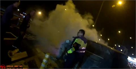 快新聞／國1楊梅休息站電動車自撞起火　7員警急滅火救人畫面曝光