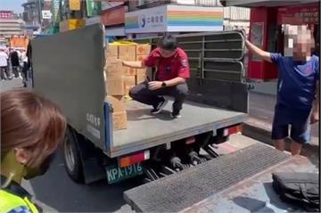 宮廟遶境違規載煙火　警消查獲2小貨車逾600公斤