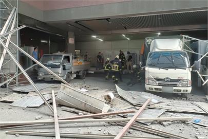 快新聞／驚！新北中和1工地鷹架倒塌　2工人「三層樓高墜落」急送醫治療