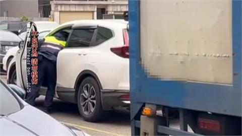 睡著？台中駕駛停路中央25分鐘　警開車門盤查...下一秒超驚險
