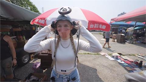 連日本武士頭盔也有賣！美國妞逛二手市集超驚豔　試戴笑喊：我頭太小了
