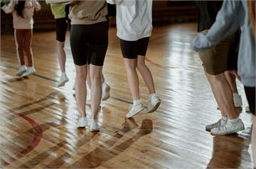 刺激大腦分泌多巴胺   跳舞變復健！助巴金森氏症找回行動力