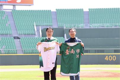 黃偉哲開球！韓職NC恐龍對台八場 亞太主球場首開球迷進場