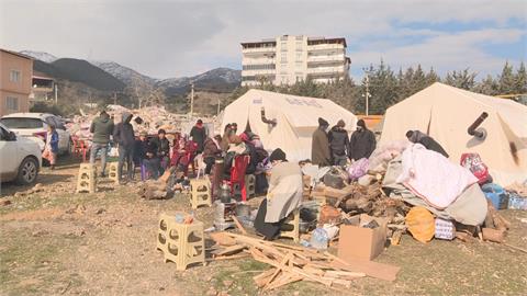 民視挺進土耳其直擊小鎮慘況　舉目斷垣殘壁！民眾無家可歸住帳棚