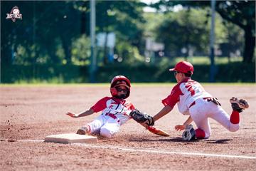 臺北就是棒》東園內戰雄鷹展翅！東園雄鷹14比4大勝東園蒼鷹，鷹速小子(藍)強勢逼平東園雄鷹