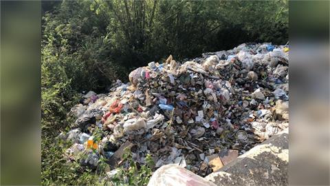 快新聞/黃偉哲震怒!高雄月世界垃圾山「來自台南」 火速鎖定不法業者送辦