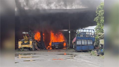 火場就在加油站後方！　汽修廠火警濃煙竄天