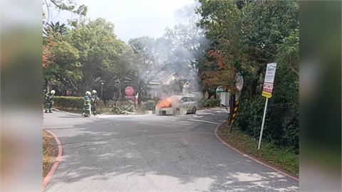 快新聞／陽明山火燒車！駕駛驚見引擎冒濃煙　急帶乘客下車保住一命