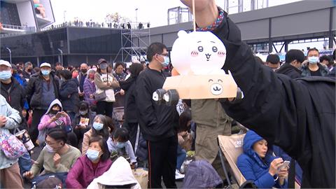 吉伊卡哇小提燈開放發送　高雄港18號碼頭排隊民眾破萬人
