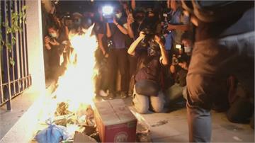 示威者怒燒泰王瓦吉拉隆功照片 要求釋放學運領袖 曼谷街頭大遊行