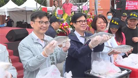 彌陀虱目魚文化節! 陳其邁端虱目魚 賴瑞隆化身賣魚郎
