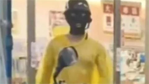 高雄超噁裸男「只穿黃雨衣」外出晃！「透視裝全被看」最終下場曝光