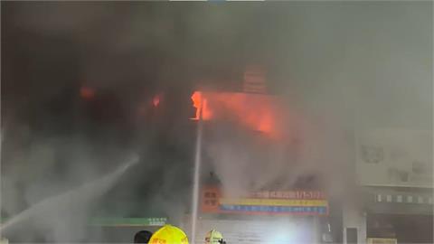 最新/台南髮廊暗夜竄火延燒蛋餅名店 3戶全面燃燒搶救中