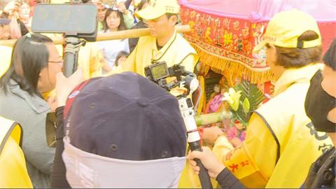 白沙屯媽祖突衝到婦人面前 她淚崩跪求尋找失蹤婆婆