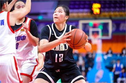 HBL(影)／廖秀珍籃下超猛無人能擋！　28分28籃板助淡水商工擊敗永平高中