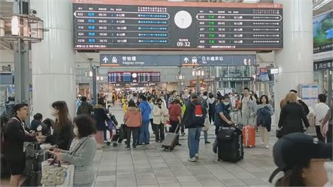 澎湖馬公民眾排候補　台高鐵湧入北返人潮