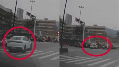 中國驚傳汽車「暴衝撞學校」！小學生遭撞飛畫面流出…官方竟「封鎖消息」