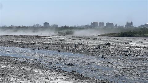 東北季風增強! 水覆蓋工法被沖毀 卑南溪驚見"沙塵暴"