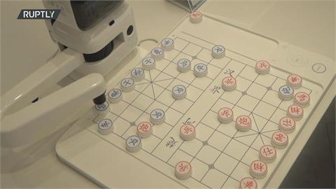 會下棋還懂教棋！　中國業者量產AI機器人進攻家庭市場