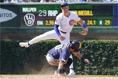 MLB(影)／球員球棒意外脫手掛在護網上　大膽球迷像蜘蛛人冒險爬網撿回