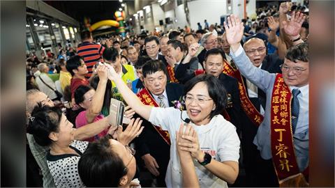 快新聞／人氣旺！雲林同鄉會挺爆蘇巧慧　百公尺走8分鐘、全場嗨唱〈粉紅超跑〉