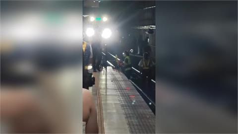 快新聞／出事了！板橋火車站驚傳民眾「騎機車」進入臥軌　致北上列車延誤
