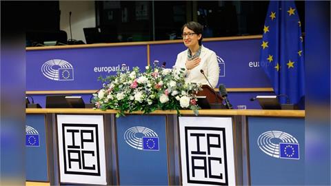 快新聞/蕭美琴歐洲議會演說宛如「大明星」 議員掌聲如雷要求合照