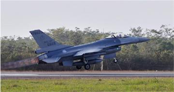 首批2架F-16V卡在夏威夷逾2週　台灣苦等不到交機「原因不明」