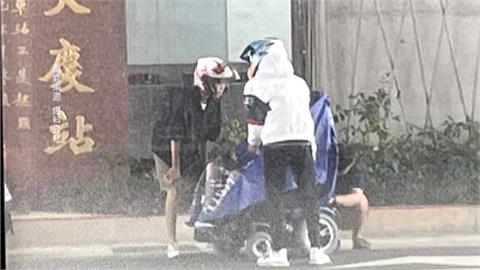  颱風天暖舉！3騎士路邊幫「輪椅男」穿雨衣