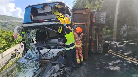快新聞／萬里滿載鋼條大貨車撞客運1死14傷　警方初判釀禍原因曝
