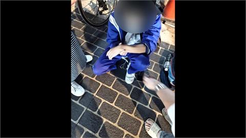 竹東人行道排水坑洞害學生摔車 居民:有人拿電視補洞