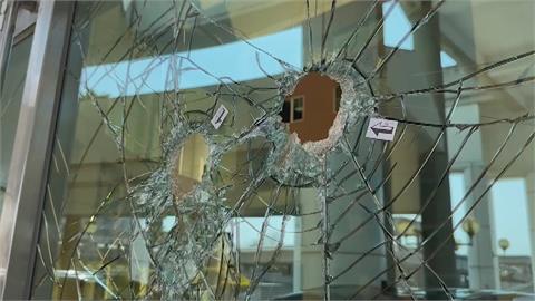 台南市政府遭攻擊！　男拿鐵鎚怒砸、整排玻璃全碎